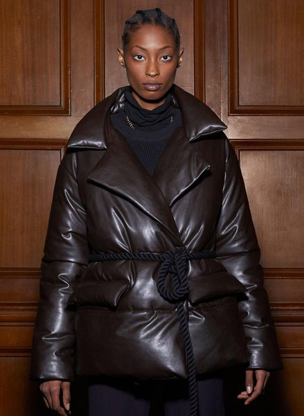 длинный пуховик, блестящий пуховик, тренды пуховиков 2023, модный пуховик