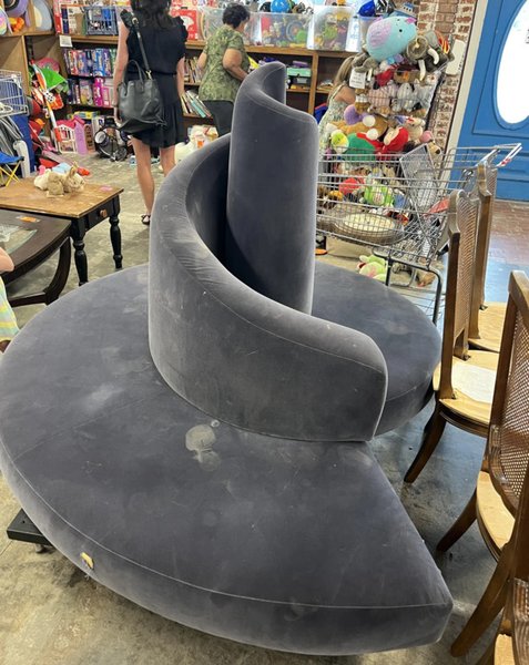 Мужчина нашел шикарный диван на распродаже и со временем узнал его настоящую стоимость