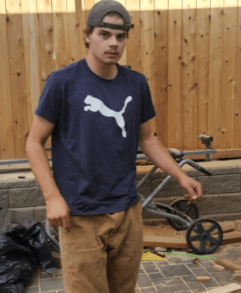 Турист місяць жив у зимовому лісі, виживав у сніговій глушині, хлопець вижив в екстремальних умовах, місяць жив у лісі, побудував притулок, табір біля струмка