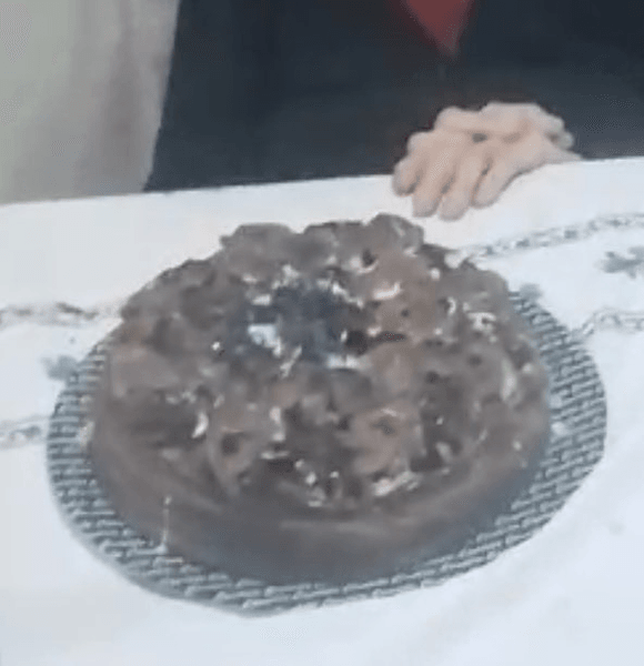 95 свечей в торте, торт, праздничный торт, 95 лет, день рождения, огонь, задули свечи, пенсионерка, бабушка,