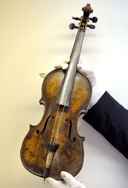 Титаник, скрипка с Титаника, артефакты с Титаника, Уоллес Хартли