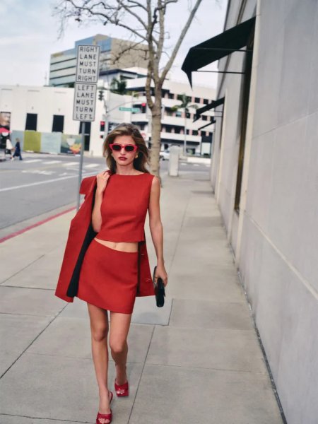 червоний в одязі міні дівчина в червоному колір, тренди весни 2024, модні кольори