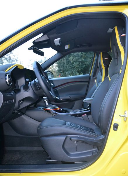 передні сидіння Nissan Juke, новий Nissan Juke, Nissan Juke 2024, кросовер Nissan, Nissan Juke в Україні