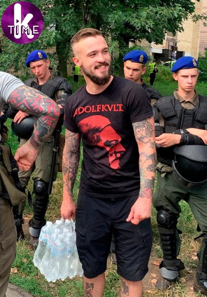 Свастики и Гитлер на акции в поддержку задержанных членов "Нацкорпуса"