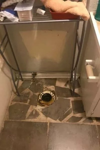 Ванная комната, сантехник, украл унитаз, девушка бросила парня, конец отношений, разрыв отношений, пара, не хотел платить