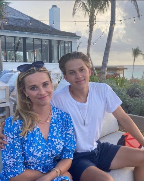 Рийз Уидърспун Рийз Уидърспун със сина си