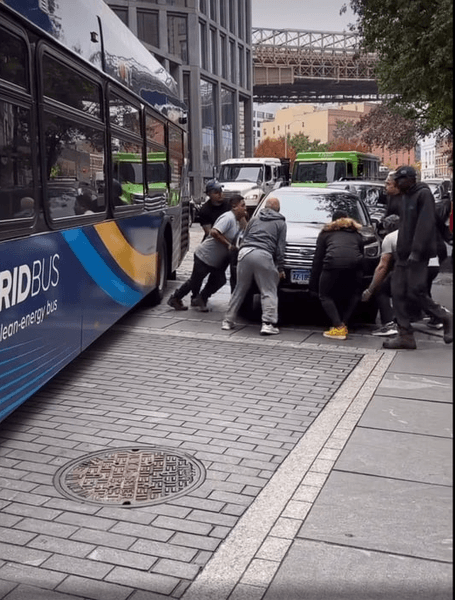 Автобус, общественный транспорт, перетащили автомобиль, автохам, неправильно припарковал авто, не мог развернуться, Герои, соцсети