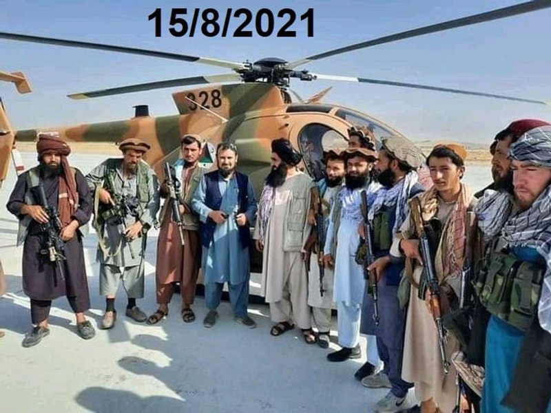 талибы у вертолета MD 530F