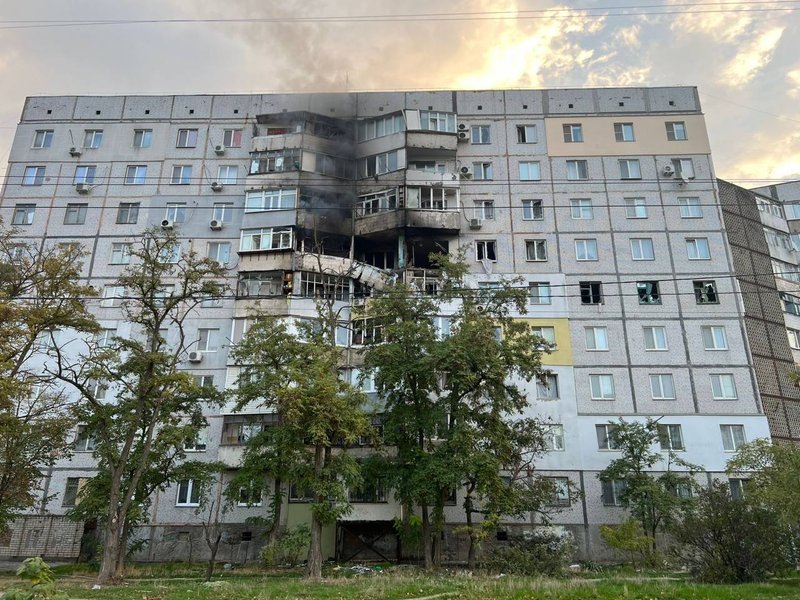 В результате обстрелов в Херсоне пострадали многоэтажные и частные дома