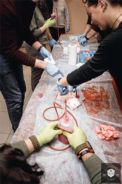 

В критический момент. При массированном кровотечении критическими являются первые три минуты: на это время рану нужно зажать тампоном и держать с постоянным давлением
