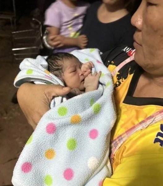 Дитину кинули в кукурудзяному полі, дивом вижив, викликали поліцію, дитина в сумці, немовля, почув плач, лікарня, врятували дитину