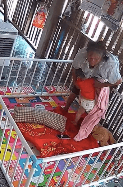 Нападение змеи на ребенка в городе Утайтхани, Таиланд