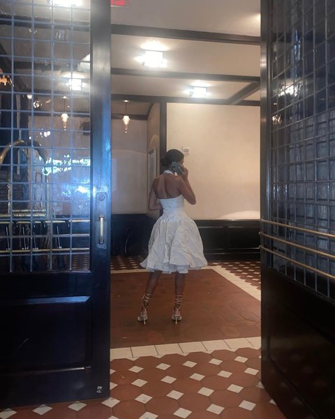 Тіна Кунакі, сукня мерилін монро