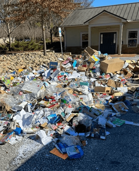 Знайшли загублену каблучку в сміття, каблучка, гора сміття, переробка сміття, обручка, каблучка з діамантом