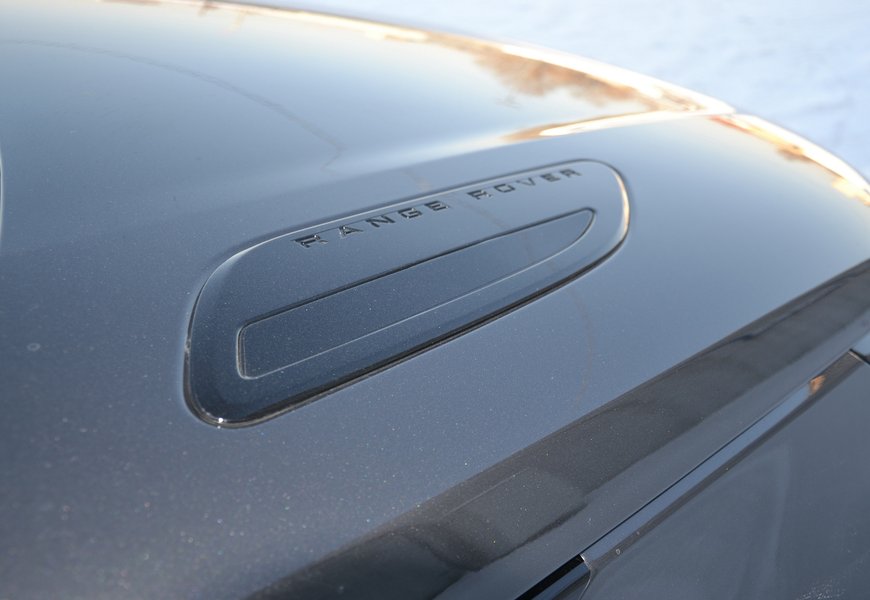 Капот прикрашений декором