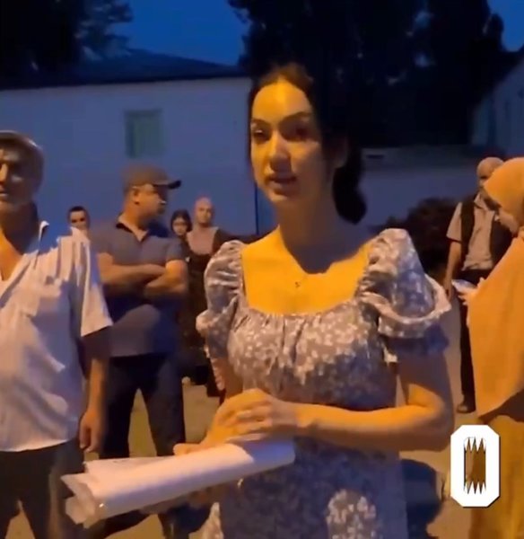 Активистка в Махачкале на протесте