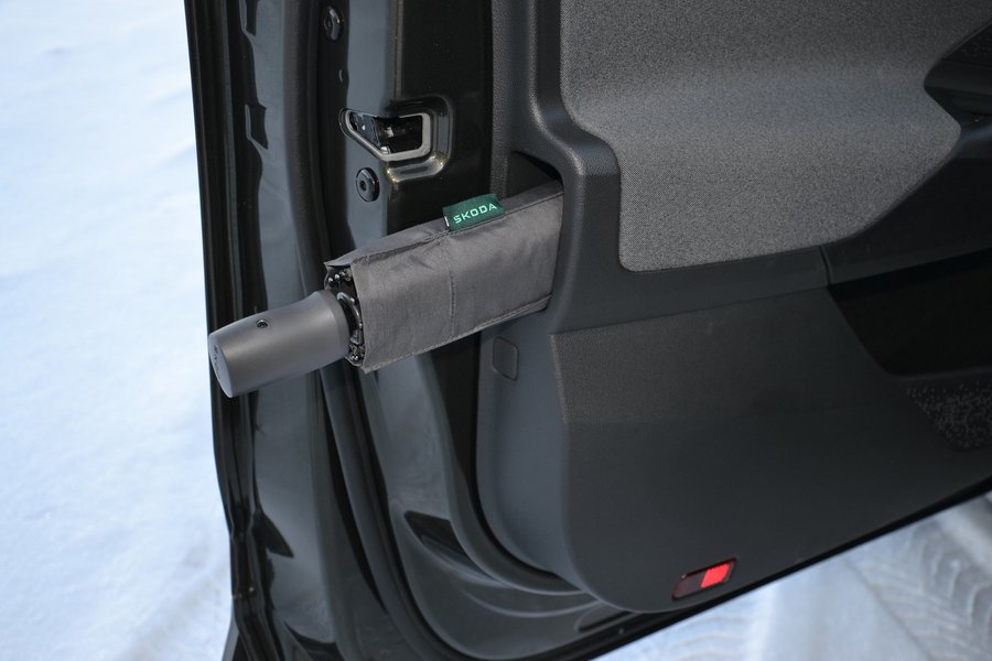 У дверях ховається парасолька