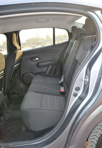 задние сиденья Renault Taliant, новый Renault Taliant, Renault Taliant 2025, седан Renault Taliant, Renault Taliant, Renault Logan