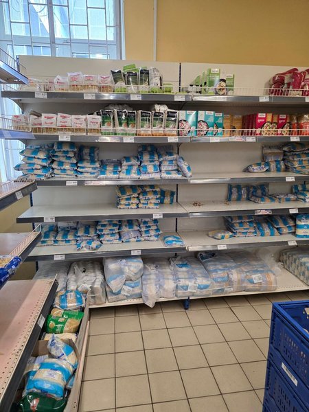 Напівпорожні полиці в магазинах