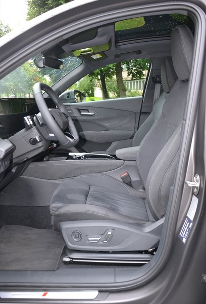 Передні сидіння Audi Q3