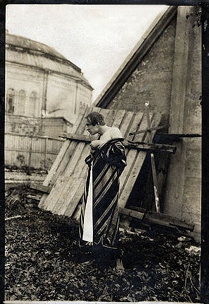 А.Н. Вертинський позує в образі Достоєвського.