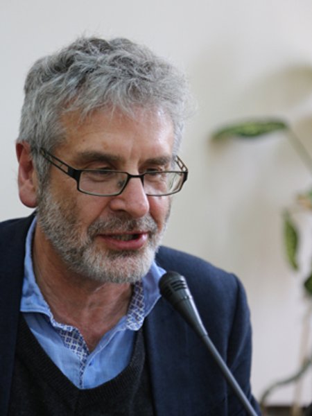 

Александр Эткинд: "То, что происходит в Украине последние двенадцать лет, это мучительная, многоэтапная борьба народа с паразитической элитой советского образца. Эта борьба не закончена, скорее она в самом разгаре"
