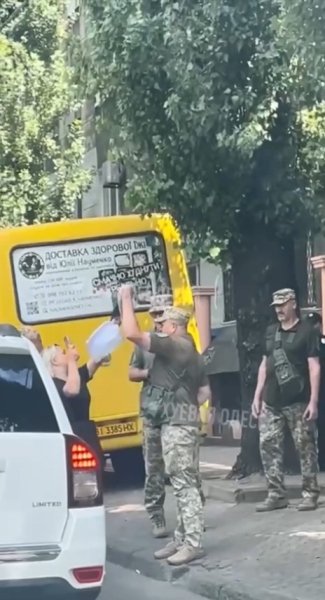 жінка та військові 2 серпня Бійка в Одесі з ТЦК, 2 серпня, жінка, військові
