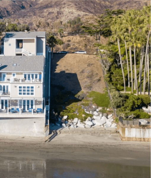 Мільярдера звинувачують у крадіжці піску Мільярдера звинувачують у крадіжці піску, екскаватор, бере пісок із пляжу, позов на мільярдера, пісочниця, будинок у Малібу,