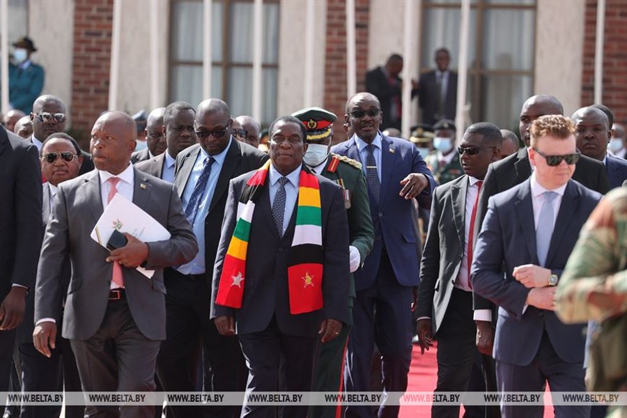 Президент Еммерсон Мнангагва особисто зустрів Лукашенка