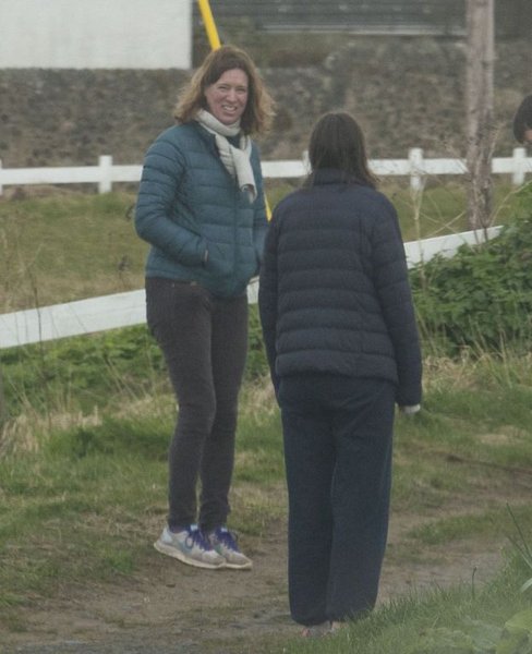 Кэтрин Калдервуд  на прогулке во время карантина