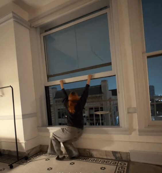 Проблемы с окном, лофт, старое жилье, не закрывается окно, девушка напугала людей, напугала зрителей, вирусный ролик, окно в старом доме