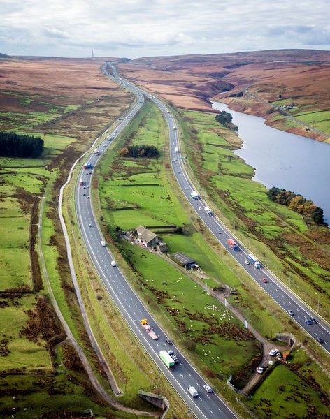 Будинок посеред траси, будинок посеред дороги, будинок, ферма, дорога, траса, автомагістраль, фермери, транспорт, вантажівка, аварія