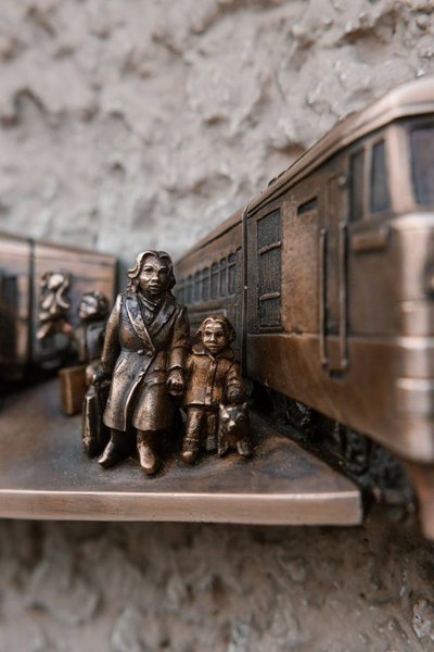 У Києві на вокзалі відкрили бронзову скульптурку "Повернення додому"