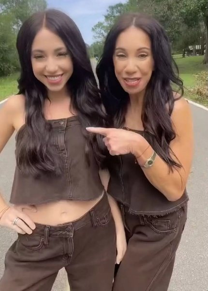 Мать и дочь, похожая внешность, разница в возрасте, как две капли воды, выглядит как сестра, одинаковая одежда, молодая внешность