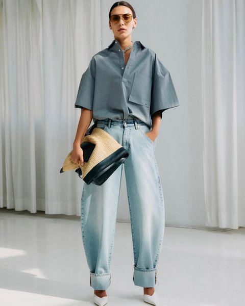 джинсы-подкова, модные джинсы, лето 2025