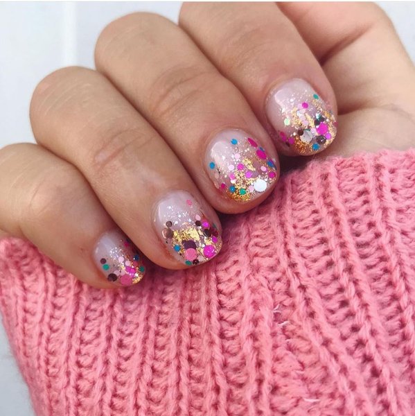 маникюр с глиттером, модный маникюр, маникюр 2022, тренды маникюра