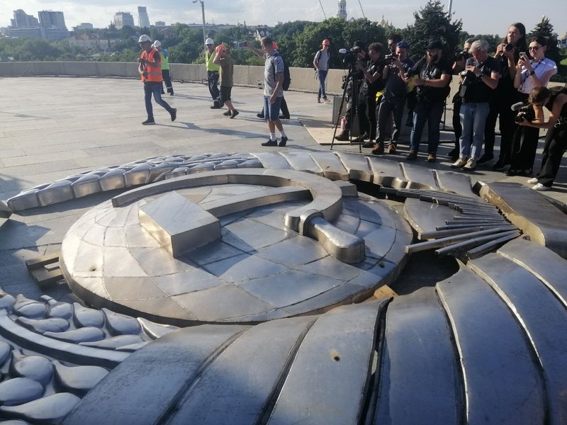 Демонтаж герба СРСР на щиті Батьківщини-матері в Києві