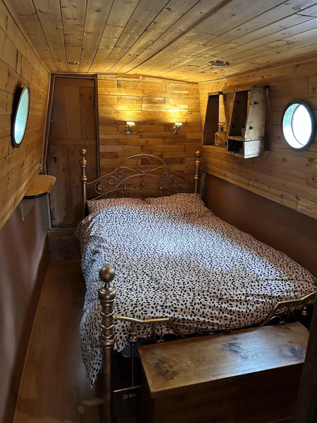 Лодку переделали в дом, аренда жилья, дом для сдачи в аренду, дом на воде, судно, шикарная гостиная, ремонт лодки