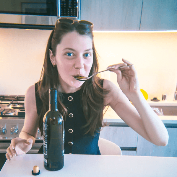 Жінка думає, що зупинила старіння, модель, рецепт молодості, зупинилася старість, секрет молодості схожа на підлітка,