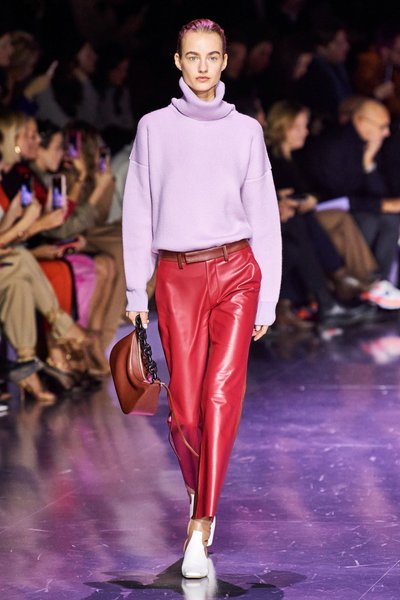 Штани зі шкіри 2021, шкіряні штани, модель в шкіряних штанах