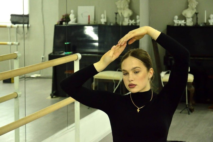 Інклюзивна модельна школа "НовіМИ", інклюзивний моделінг, модель у візку, інклюзивна модель, інклюзивна мода, інклюзія, інклюзія на подіумі, інклюзивна школа, модель з інвалідністю, реабілітація інвалідів