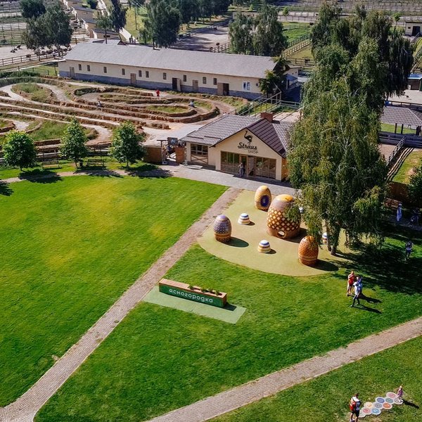 На території ферми є виноробня та виноградники