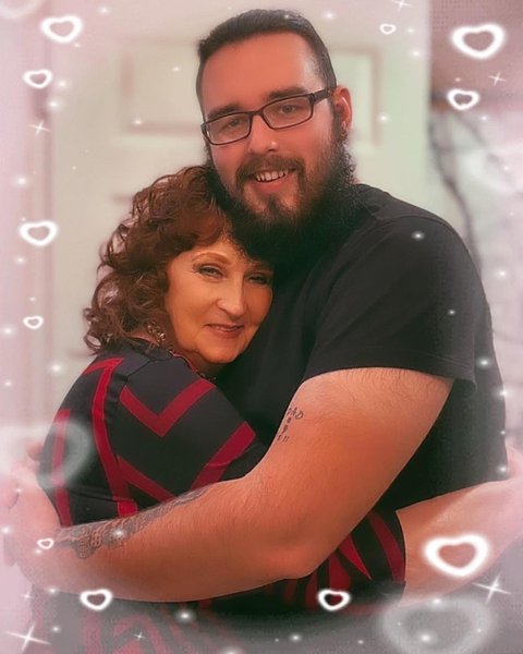 17-річний підліток одружився з пенсіонеркою, пенсіонерка, бабуся, історія кохання, одружився зі старенькою, шлюб, річниця,