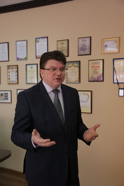 

Игорь Жданов: "В 2016 году местные бюджеты увеличились на 60%, более чем на 45 млрд грн. В этом году они вырастут еще на 25%. Но вместо того чтобы тратить деньги на нужды общин, местные власти кладут миллиарды на депозит"
