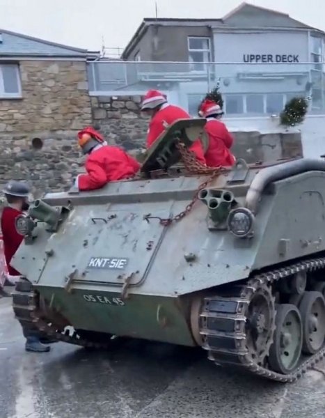 Особое Рождество: \"пьяные\" Санта-Клаусы на БМП устроили хаос в британском селе (видео)