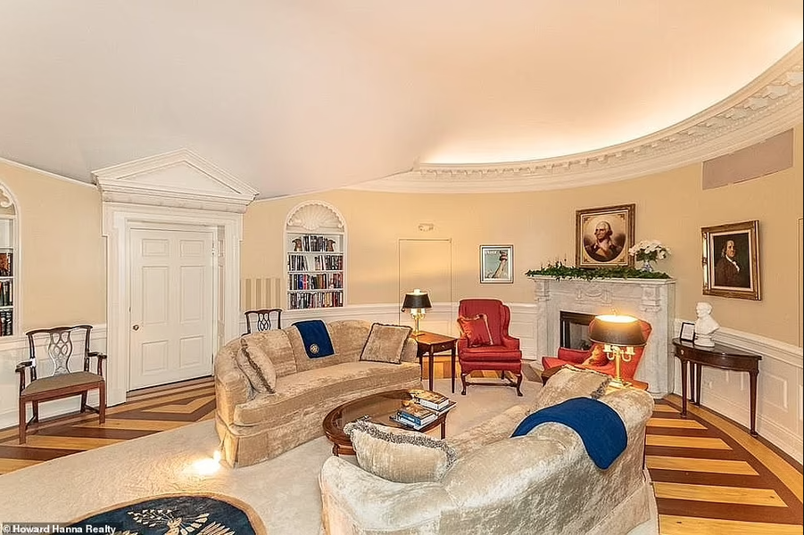 У будинку два поверхи, кілька басейнів та 8 санвузлів.