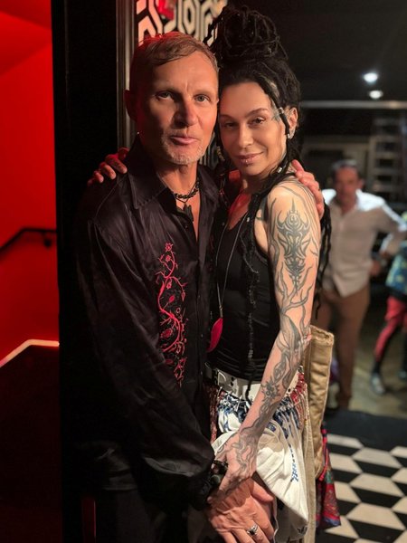 скрипка обнимает российскую певицу