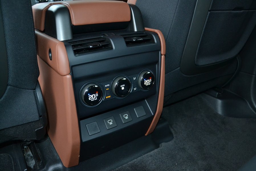 У задних пассажиров свои настройки климата и подогрев кресел