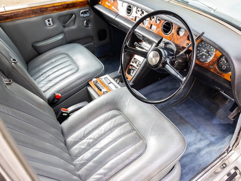 В обробці салону поєднуються шкіра та дерево