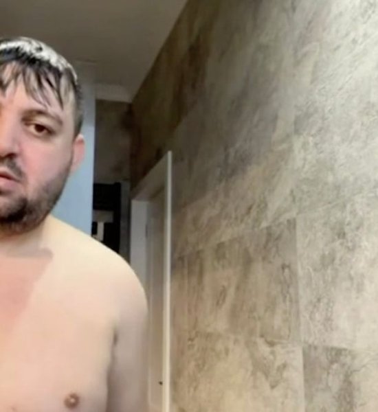 Румунський політик, засідання, Zoom, курйоз, ванна, скріншот